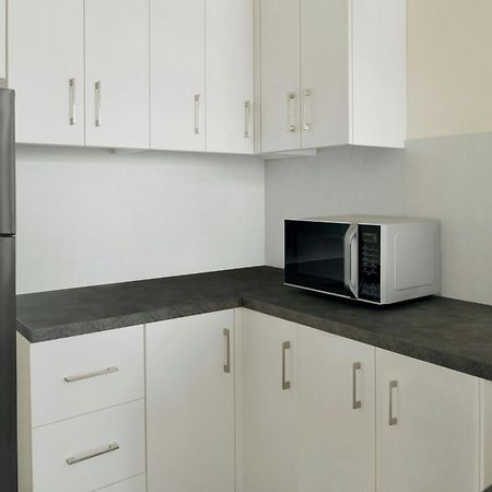 Delta Hotels By Marriott City Center Doha Bagian luar foto A typical microwave oven