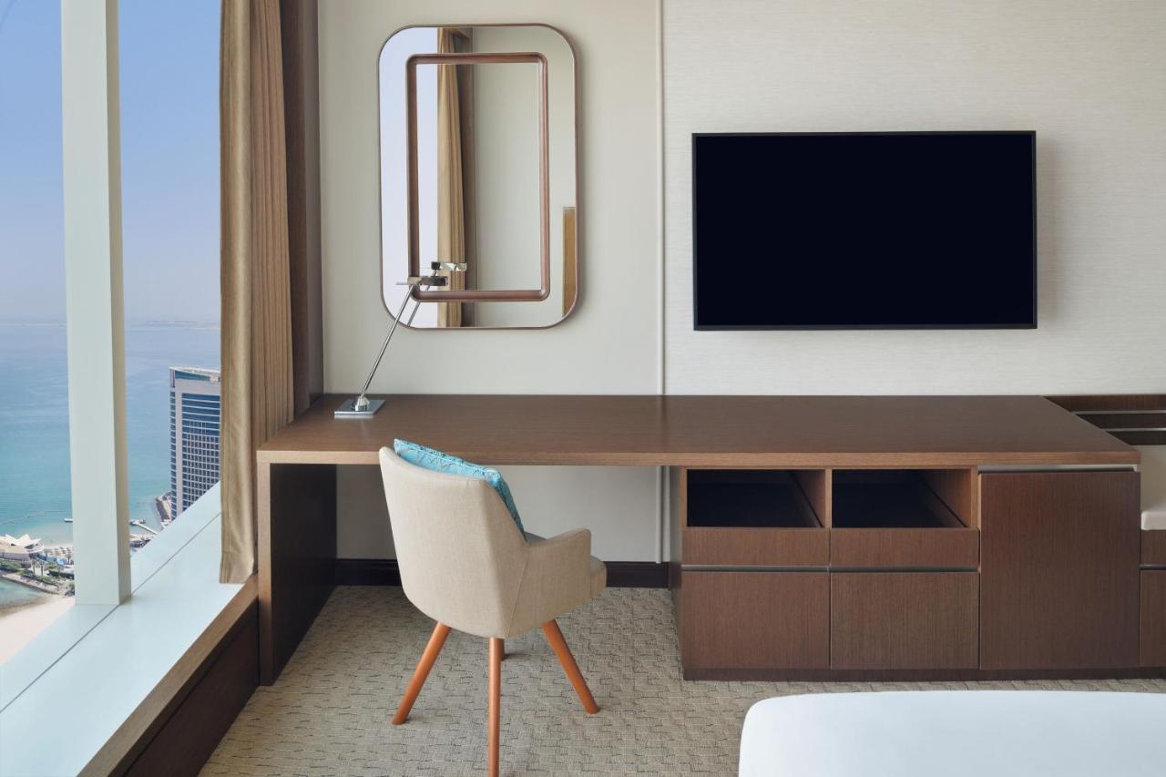 Delta Hotels By Marriott City Center Doha Bagian luar foto A room at the hotel