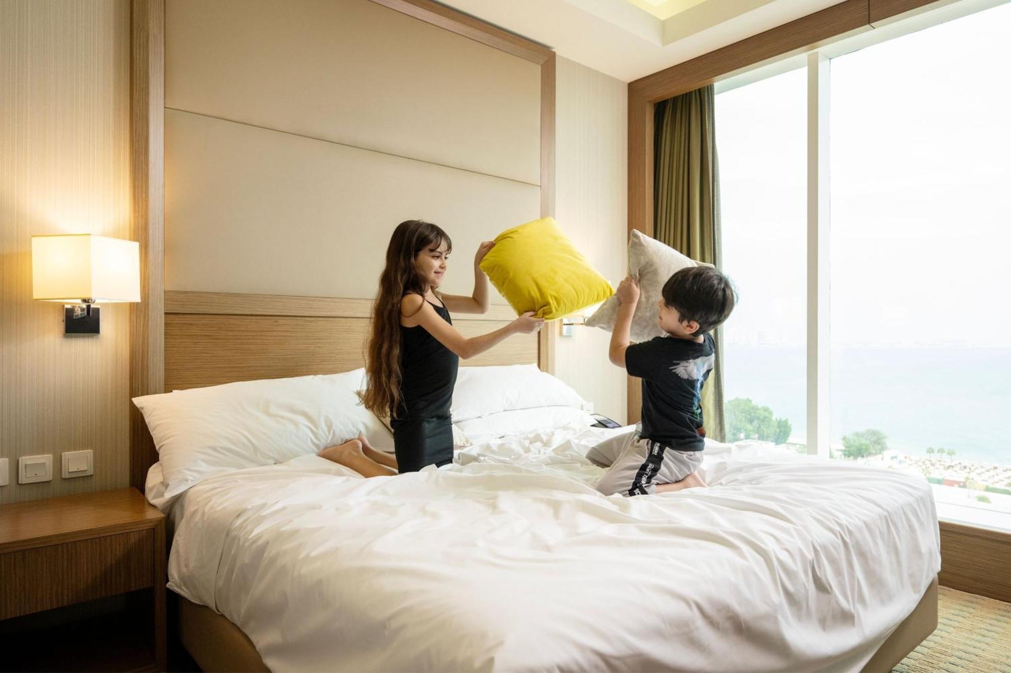 Delta Hotels By Marriott City Center Doha Bagian luar foto A pillow fight