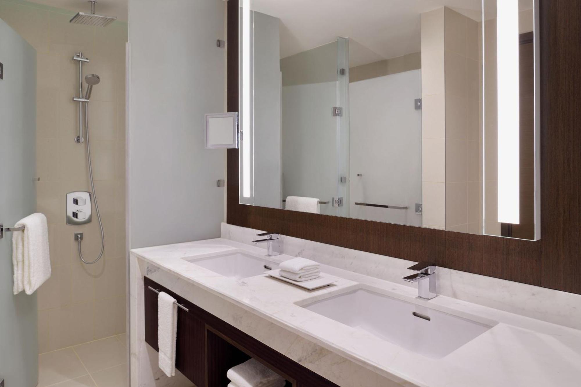 Delta Hotels By Marriott City Center Doha Bagian luar foto Bathroom