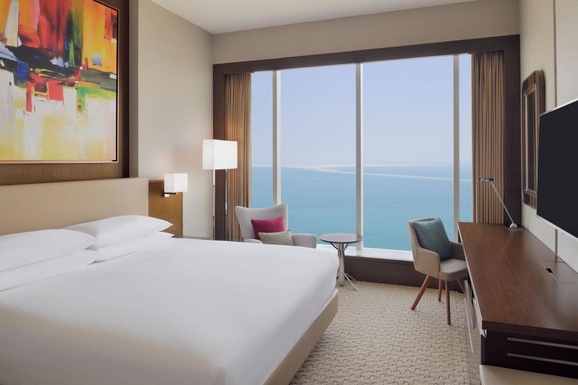 Delta Hotels By Marriott City Center Doha Bagian luar foto A guest room at the hotel